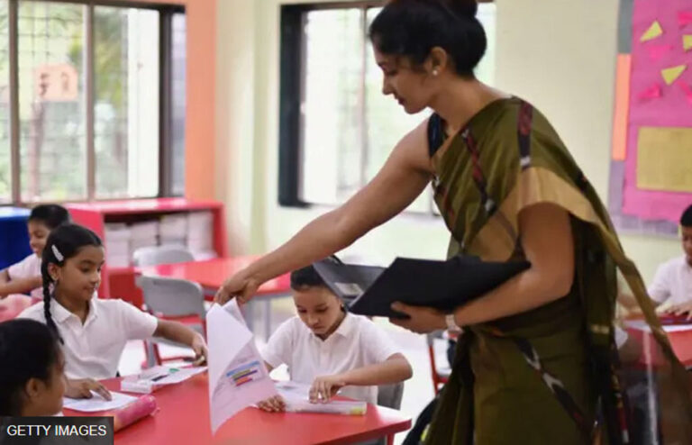 උත්තර පත්‍ර අගැයීම් කරන්න ගුරුවරියන්ට සාරිය අනිවාර්යයි ද?