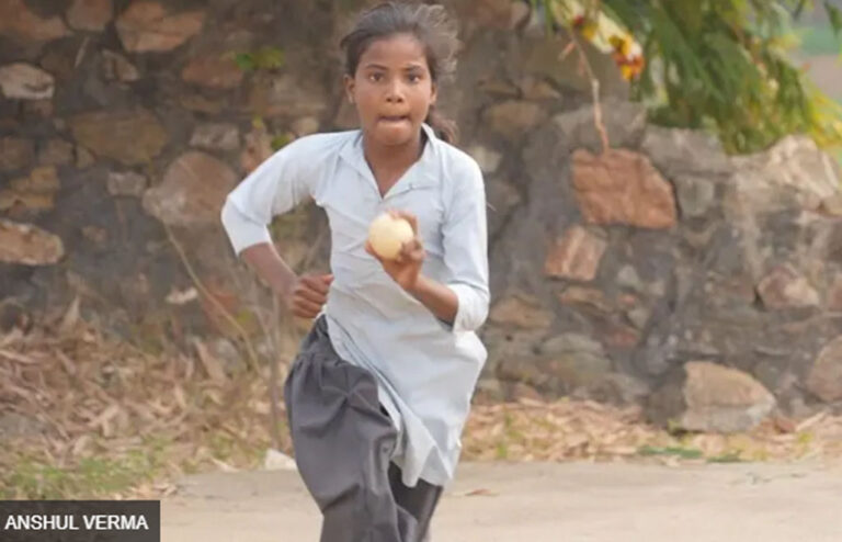 සචින් තෙන්ඩුල්කාර් මේ දැරිය ඉන්ටර්නෙට් ඔස්සේ ක්‍රිකට් තරුවක් කළේ කෙසේ ද?
