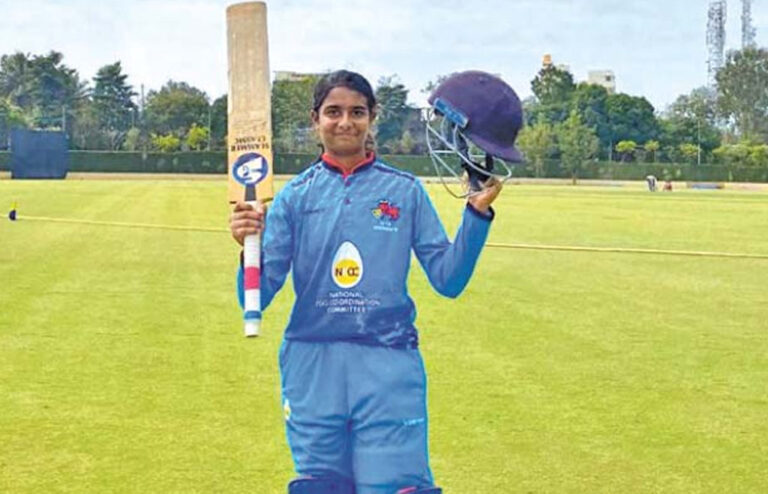 අවුරුදු 14 ක්‍රීඩිකාව ත්‍රිත්ව ශතකයක් ලබයි