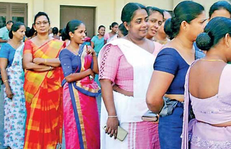ගුරුවරියන්ට සාරි අඳින්න බලකරන්න බැහැ