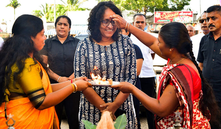 නීතිය ඕනෑ විදිහට අතට අරගෙන බලවත් මිනිස්සු විතරක් රකින නීතියකට අපි ඉඩ තියන්නෙ නෑ – අගමැති ආචාර්ය හරිනි අමරසූරිය
