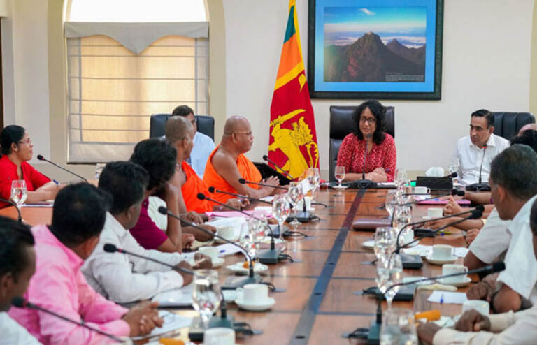 රාජ්‍ය සේවයේ වැටුප් වැඩි කරන බව අගමැතිනිය කියයි
