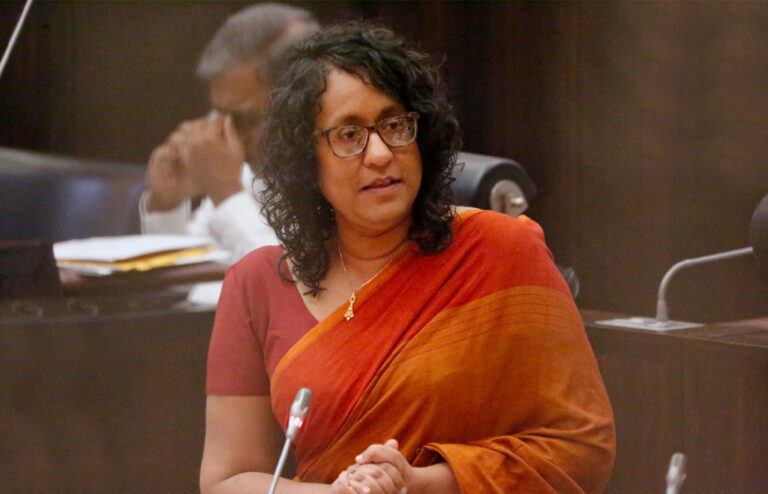 අගමැතිනි හරිනි ආපසු හැරෙයි: දේශපාලකයන්ට පාසල් දොර ඇරෙයි
