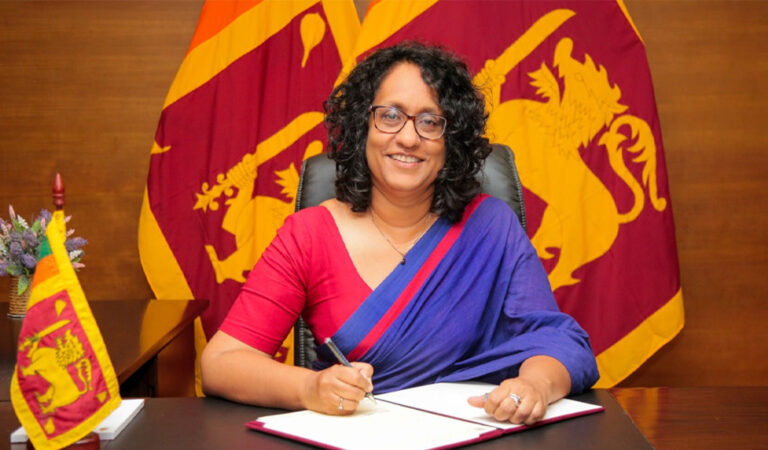 මාංචු වැටෙන වැඩක් ගැන අගමැතිනි හරිනි සිනහවෙන්ම හෙළිකරයි