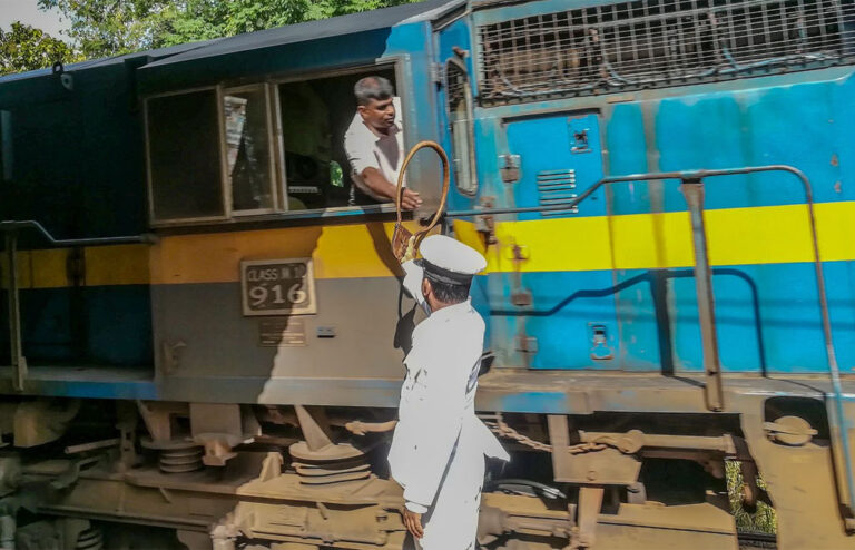 කාන්තාවන්ට දුම්රිය රියැදුරු අසුන තව ඈතයි: නව බඳවා ගැනීම් පිරිමින්ට පමණයි