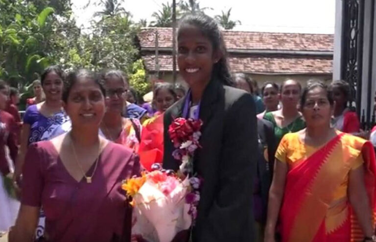 ලක්මව ලෝකඩ පදක්කමෙන් සැරසූ දිල්කි නෙහාරාට පාසලෙන් උපහාර