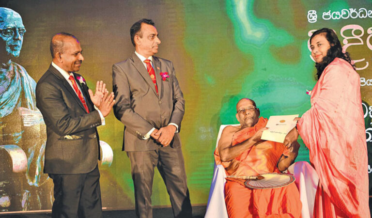 මේනකා පතිරණට ප්‍රදීප ප්‍රණාම සම්මානය