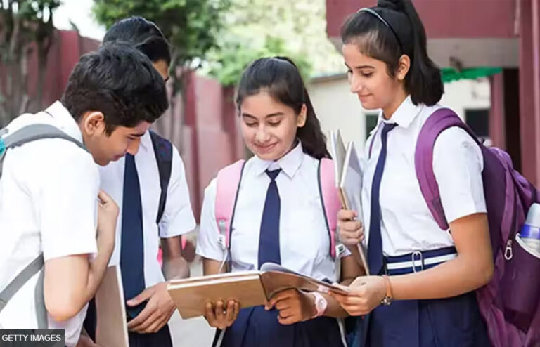 පාසල් දරුවන්ගේ ලිංගික අධ්‍යාපනය: ‘පොතේ තියෙන ටිකවත් උගන්වන්නේ නැහැ’