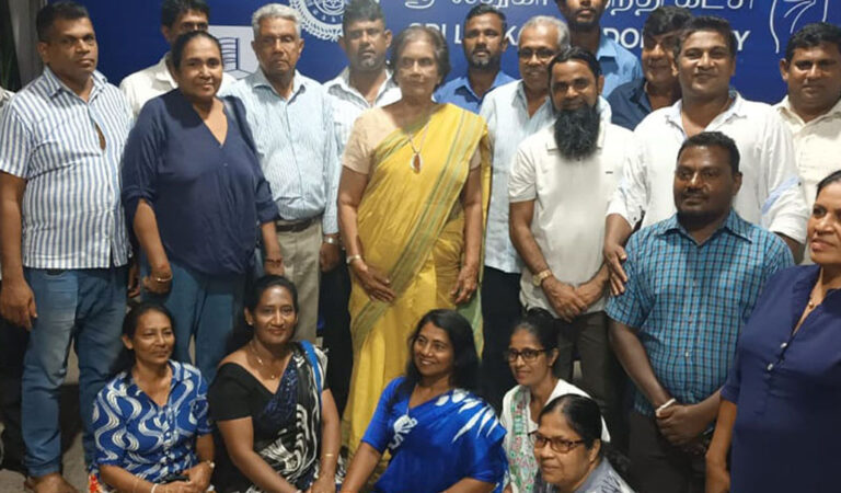 චන්ද්‍රිකා වැඩට බසී
