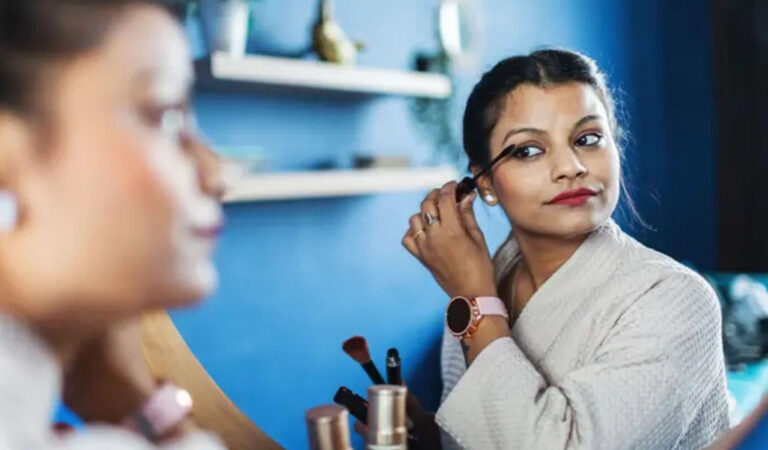 ඔබේ මේකප් නිෂ්පාදනවල සැඟවී සිටිය හැකි බැක්ටීරියා මාරයා