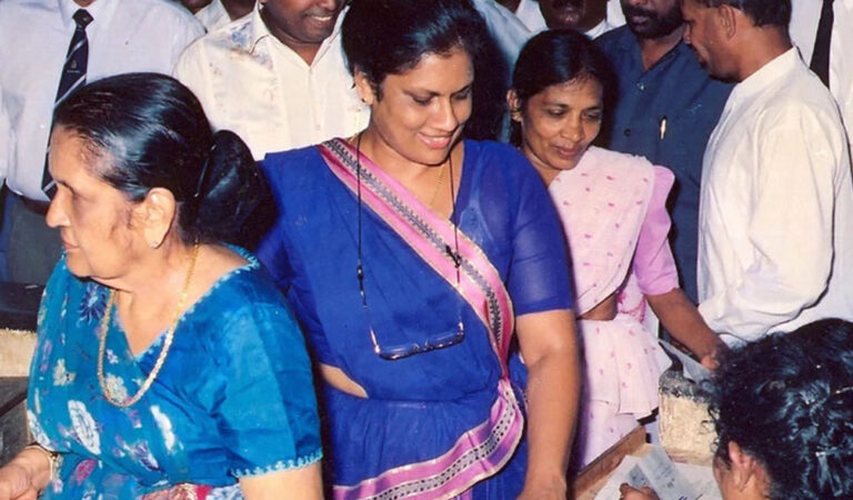 මේ මල් මිට චන්ද්‍රිකා ට……