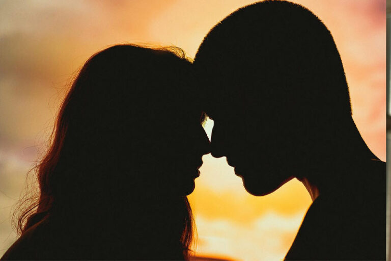 ගැහැනු ආදරයේ සහ පිරිමි ආදරයේ වෙනස මොකක් ද…? – Mr and Mrs D වීඩියෝවක්