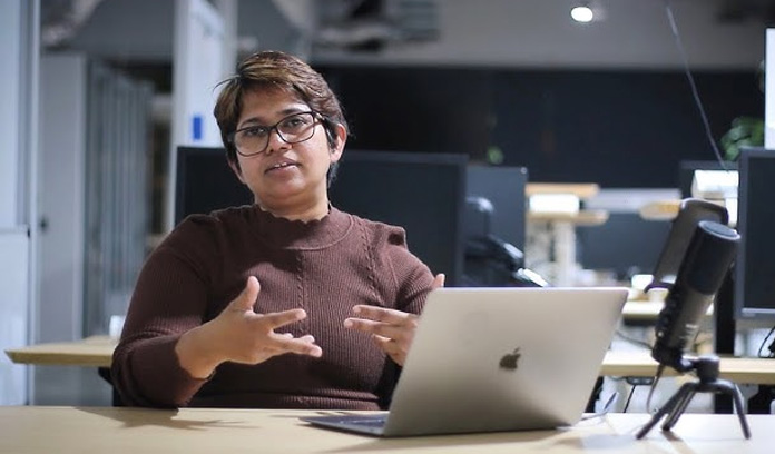 ලෝකයම සුහුරු කානුවක තියා හෙල්ලූ අපේ කෙල්ල නදීෂා