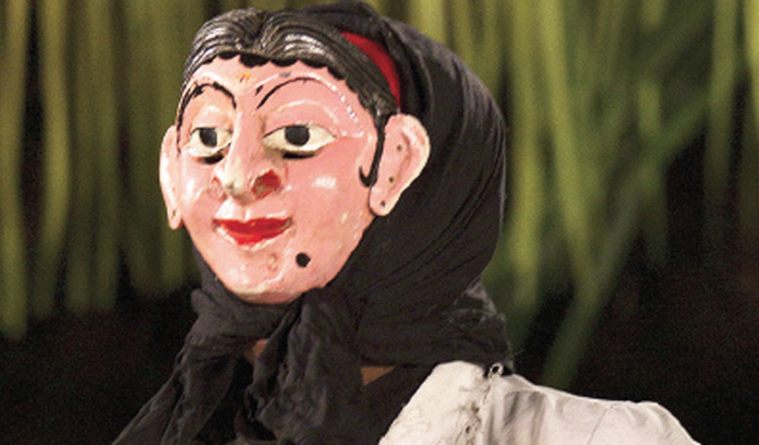 කෝලම් අතරින් මතුවන කාමධේනුව ; ලෙන්චිනා