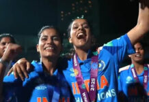 ඉන්දියාවට ලෝක කුසලානය දිනා දුන් උඩ පන්දුව රැකගත් කවුර් ට ජෙමිමා ඇගේ පදක්කම පිරිනමයි