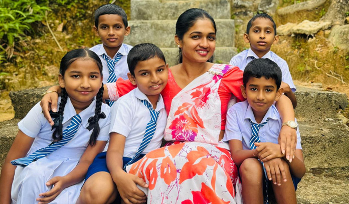 ඇදුරු දිවියක සොඳුරු සටහන් – ‍ලෝචනා ඉසුරින්දි