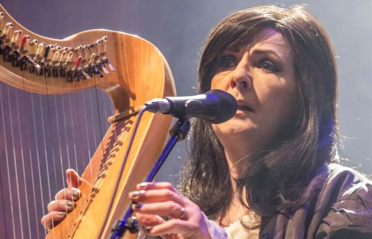 කෙල්ටික් සංගීතයේ මන්ත්‍රකාරිය, ‘Clannad’ හඬ Moya Brennan අභාවප්‍රාප්ත වෙයි