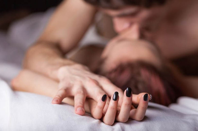 අඳුරේ කරන රති කෙළියට තිත තබමු: ආදරය ලස්සන කරන ‘Pillow Talk’ සහ අඩ අඳුරේ මැජික්!
